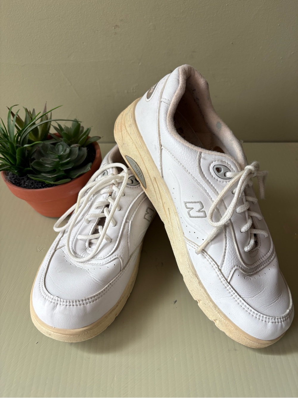 New Balance Women’s White Sneakers cream sole Sz 7 - Picture 1 of 11